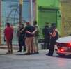 Un hombre fue detenido en Santa Catarina, Nuevo León luego de asesinar a cuchilladas a su compañero de trabajo afuera de una tienda de conveniencia. Un hombre fue detenido en Santa Catarina, Nuevo León luego de asesinar a cuchilladas a su compañero de trabajo afuera de una tienda de conveniencia.