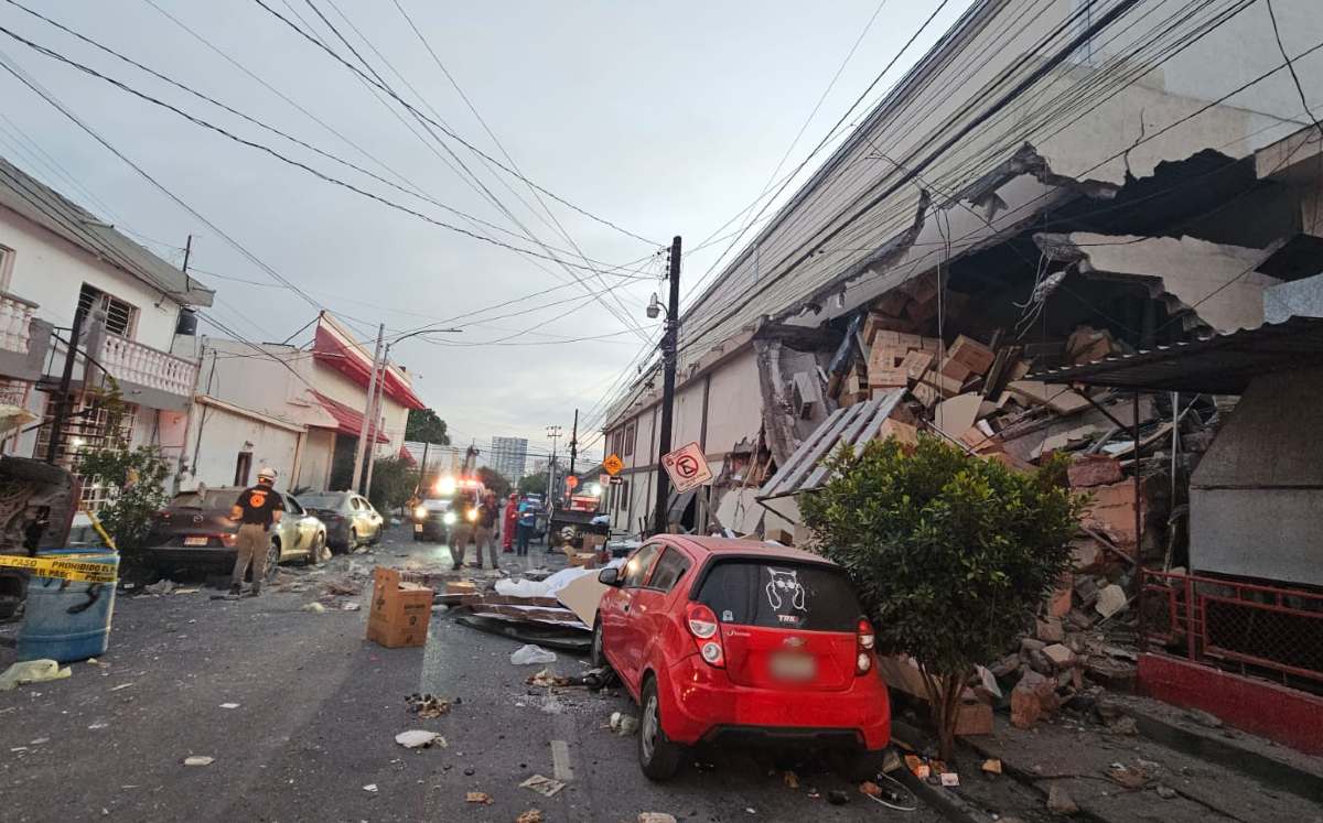 Una fuerte explosión en una bodega de la colonia Nuevo Repueblo en Monterrey dejó daños en casas, autos y también a dos personas lesionadas. Una fuerte explosión en una bodega de la colonia Nuevo Repueblo en Monterrey dejó daños en casas, autos y también a dos personas lesionadas.