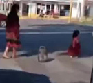 Imelda, una niña indígena de Chiapas, bailaba junto con su tía en la en la Glorieta de la Luna para ganarse la vida.
