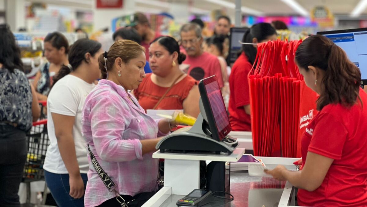 Padres de familia realizan compras de última hora previo al regreso a clases en NL Padres de familia realizan compras de última hora previo al regreso a clases en NL