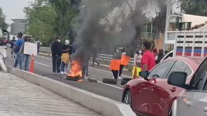 La afectación se encuentra a la altura del kilómetro 88, donde se han colocado llantas y barreras para impedir la circulación.