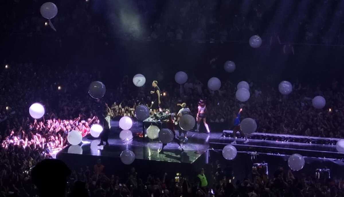 El cantante español Daniel Heredia, mejor conocido como Rels B enloqueció a su público en la primera de dos presentaciones en la Arena Monterrey.