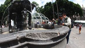 Autoridades de Puebla presentaron denuncia ante la FGR por daños a la fuente de San Miguel. Evalúan afectaciones y costos de restauración.