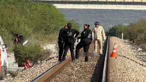 El hombre habría viajado en la parte superior del tren y presuntamente cayó siendo alcanzado por la locomotora