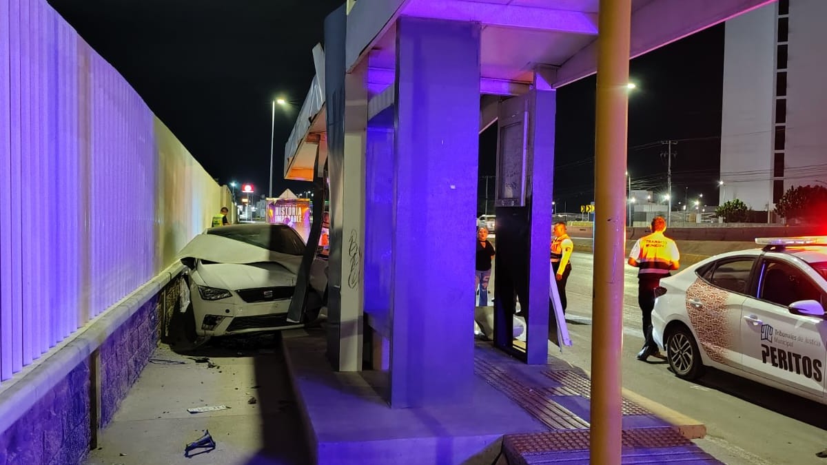 Un vehículo compacto de color blanco fue abandonado por sus tripulantes después de estrellarse a las afueras del Territorio Santos Modelo (TSM) de Torreón. Un vehículo compacto de color blanco fue abandonado por sus tripulantes después de estrellarse a las afueras del Territorio Santos Modelo (TSM) de Torreón.