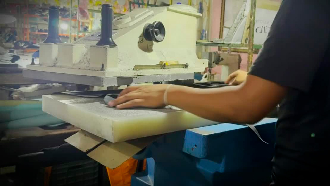 En San Mateo Atenco, Estado de México, artesanos fabrican zapatos ortopédicos personalizados para niños con discapacidad.