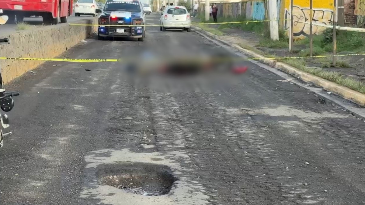 Una motociclista murió en Zapopan tras caer en un bache; pese a portar casco, sufrió lesión fatal. Autoridades investigan y trasladan el cuerpo. Una motociclista murió en Zapopan tras caer en un bache; pese a portar casco, sufrió lesión fatal. Autoridades investigan y trasladan el cuerpo.