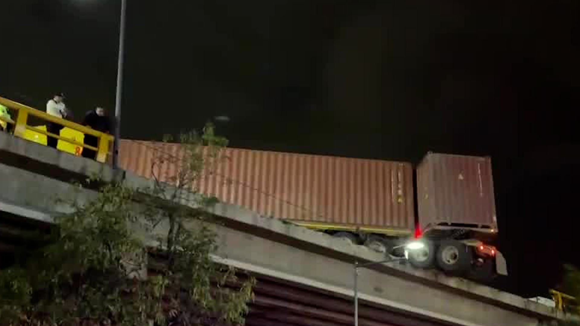 El vehículo de carga rompió la barra de contención del puente vehicular, la cual golpeó a un vehículo al caer.