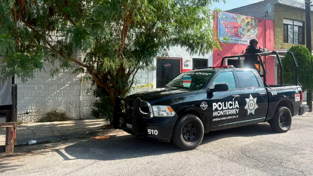 Autoridades resguardan un domicilio en la colonia Madero, tras detener a tres jóvenes que alteraban el orden y fueron sorprendidos con droga y un arma larga.