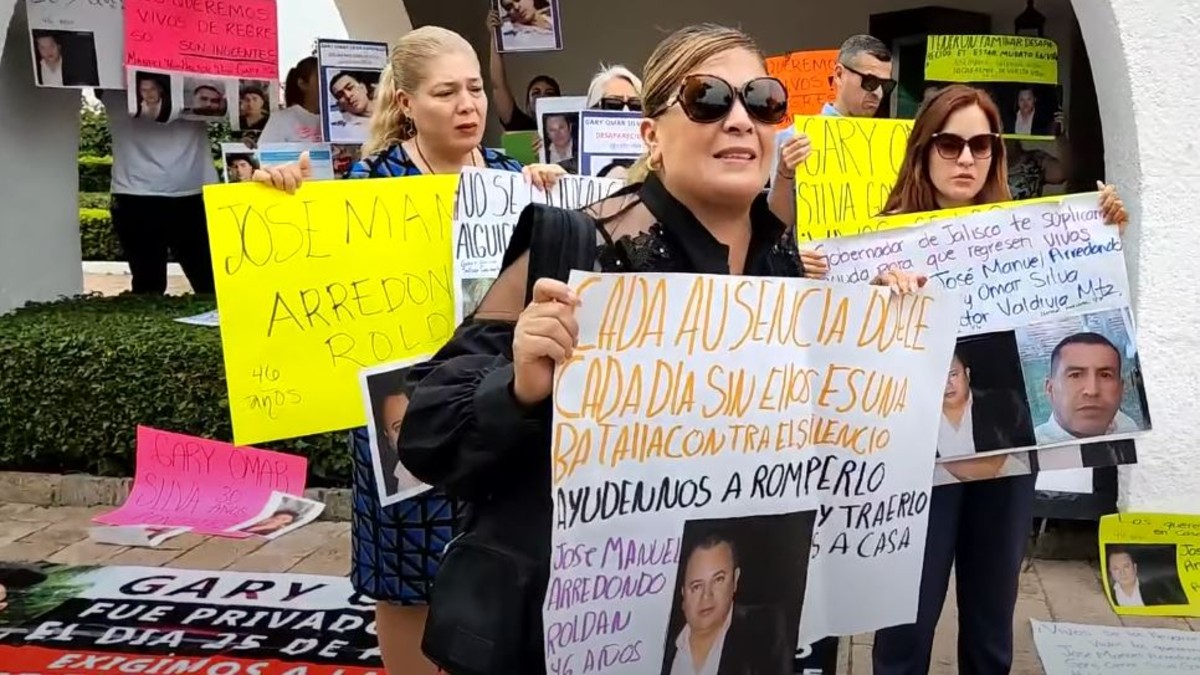 Familiares desaparecidos al salir Fiscalía protestan en Casa Jalisco Familiares desaparecidos al salir Fiscalía protestan en Casa Jalisco