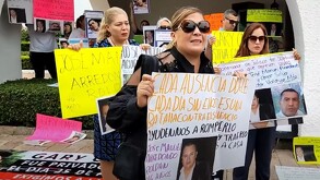 Familiares desaparecidos al salir Fiscalía protestan en Casa Jalisco