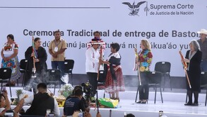 Pueblos originarios entregan bastón de mando a ministros de la Suprema Corte de Justicia de la Nación.