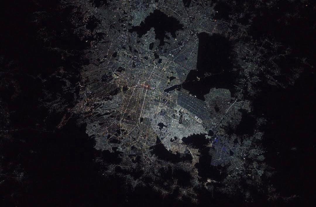La NASA compartió a través de sus redes sociales cómo es que se ve la vida nocturna de los países centroamericanos y la Ciudad de México. La NASA compartió a través de sus redes sociales cómo es que se ve la vida nocturna de los países centroamericanos y la Ciudad de México.