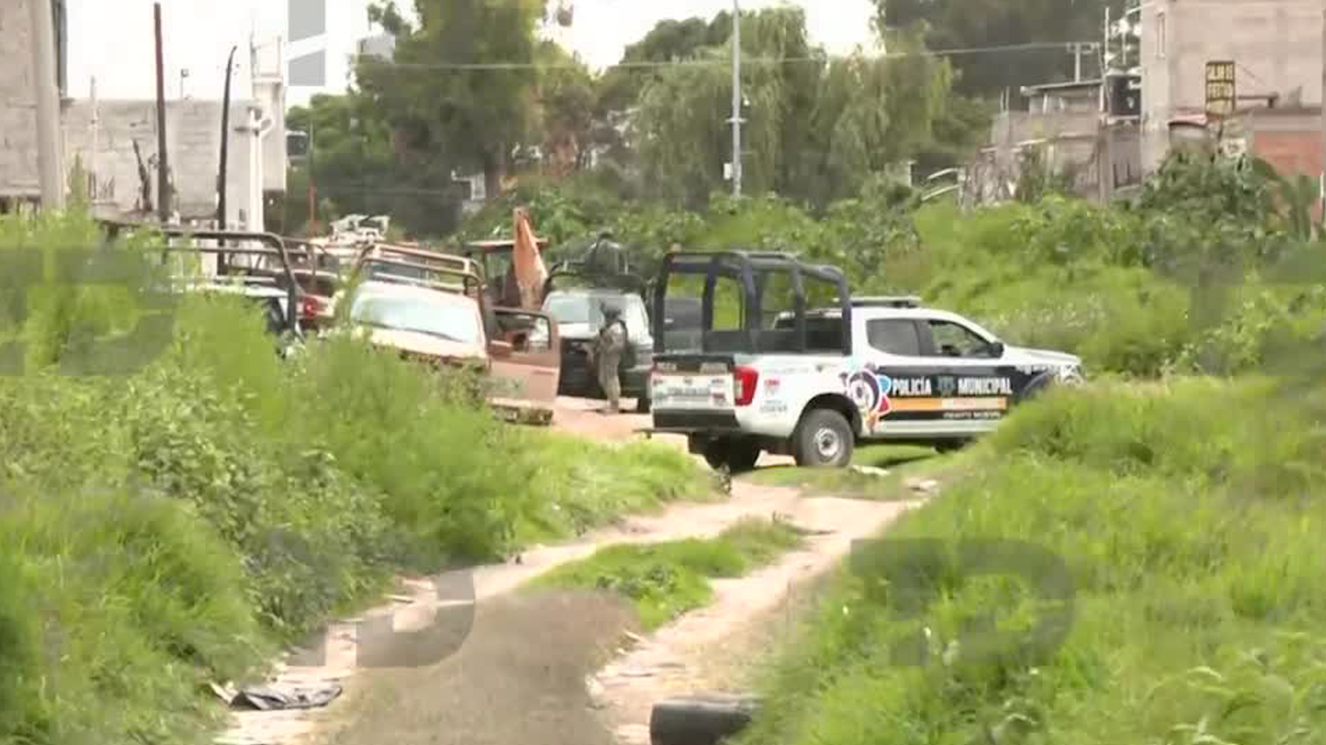 Elementos de la policía municipal y estatal se encuentran en el sitio para sellar la toma clandestina.