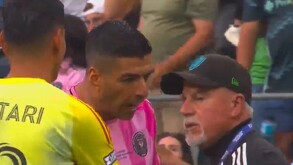 Luis Suárez en el momento donde le escupe al miembro del Staff de Seattle Sounders.