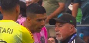 Luis Suárez en el momento donde le escupe al miembro del Staff de Seattle Sounders. Luis Suárez en el momento donde le escupe al miembro del Staff de Seattle Sounders.