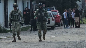 La víctima murió tras recibir al menos dos balazos, sin que paramédicos que acudieron al llamado de auxilio pudieran hacer algo para reanimarla.