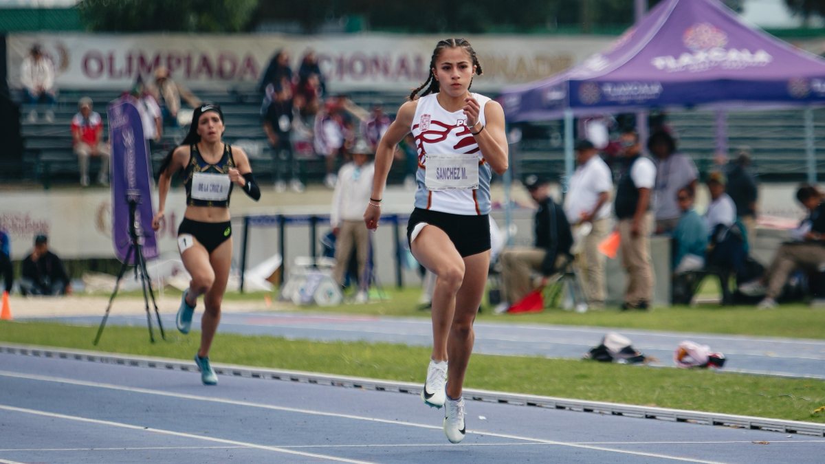 una atleta de velocidad corriendo en una pista