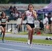 una atleta de velocidad corriendo en una pista una atleta de velocidad corriendo en una pista