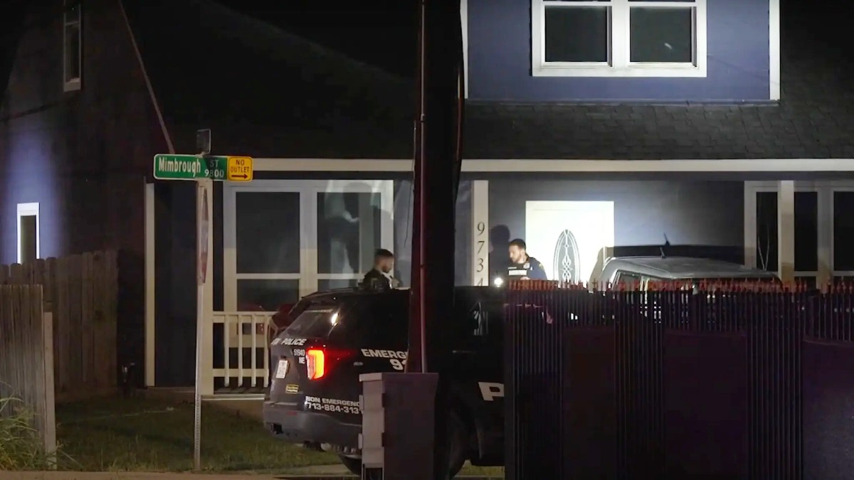 Un niño de 11 años murió baleado en Houston, Texas tras jugar a tocar timbres como broma; la policía investiga y aún no hay detenidos oficiales. Un niño de 11 años murió baleado en Houston, Texas tras jugar a tocar timbres como broma; la policía investiga y aún no hay detenidos oficiales.