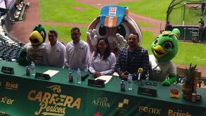 personas presentando una carrera en un estadio de beisbol
