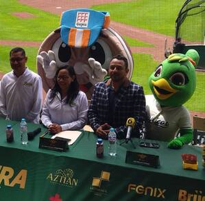 personas presentando una carrera en un estadio de beisbol