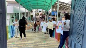 Padres y madres de familia este día mostraron emoción y orgullo de ver a sus hijos volver a las aulas en Guanajuato.