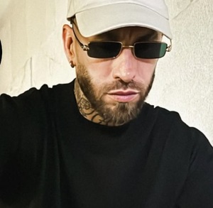 El defensor español publicó su nueva melodía 20 años después de haber sido fichado por Real Madrid.