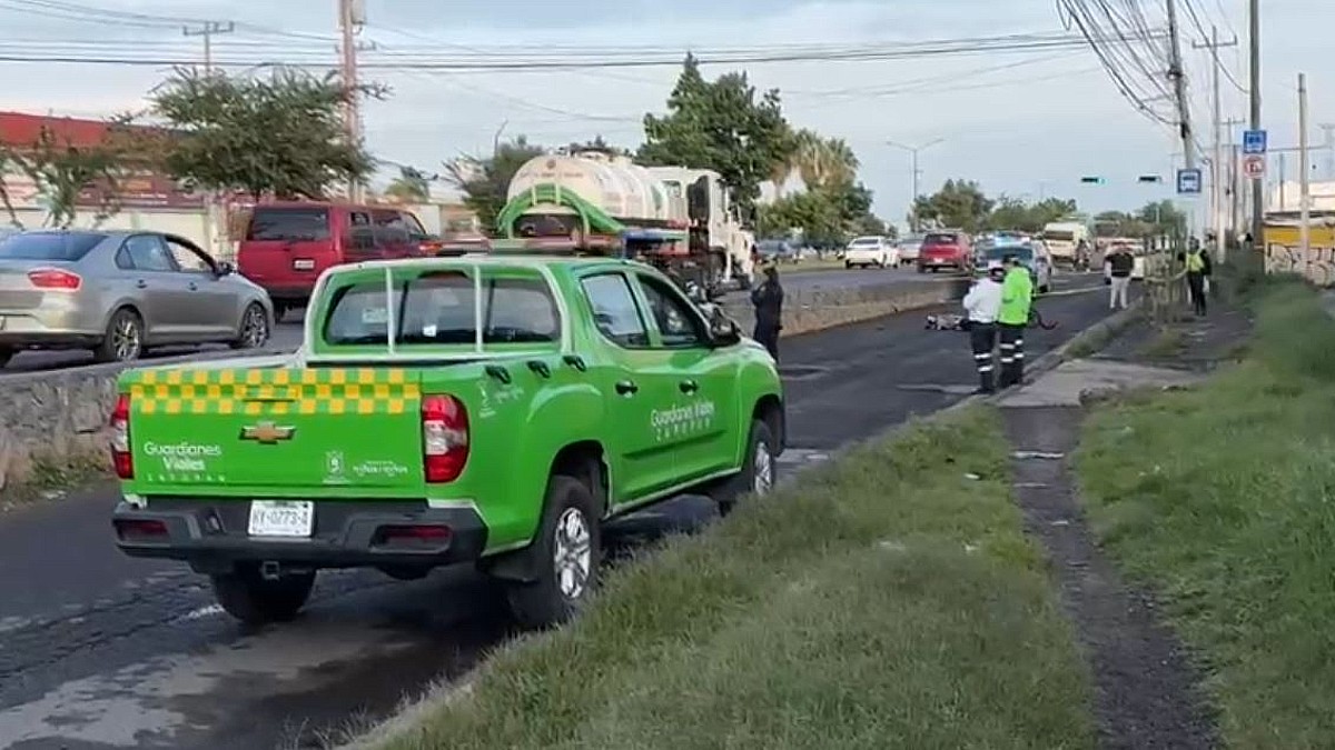 Una motociclista murió en Zapopan tras caer en un bache; pese a portar casco, sufrió lesión fatal. Autoridades investigan y trasladan el cuerpo. Una motociclista murió en Zapopan tras caer en un bache; pese a portar casco, sufrió lesión fatal. Autoridades investigan y trasladan el cuerpo.