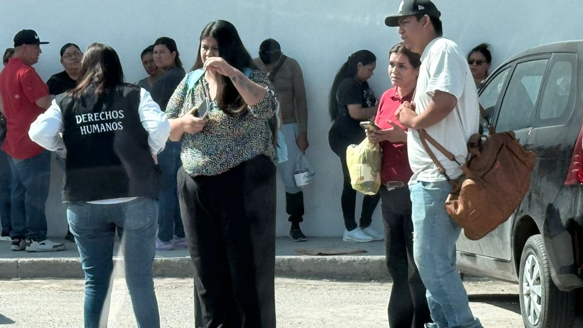 Por segundo día consecutivo, colectivos de búsqueda de personas desaparecidas acudieron a penales de Coahuila, aseguran que aún tienen una luz de esperanza. Por segundo día consecutivo, colectivos de búsqueda de personas desaparecidas acudieron a penales de Coahuila, aseguran que aún tienen una luz de esperanza.