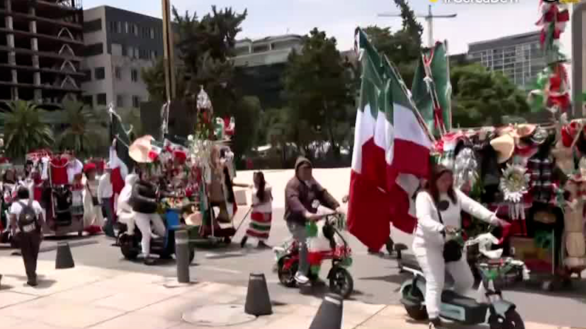 Al rededor de 80 carritos realizan esta caravana año con año desde el Monumento a la Revolución hasta la Avenida Juárez.