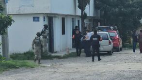 oseline N., de 31 años, fue asesinada a balazos en su domicilio de San Bernabé Temoxtitla, Puebla. La FGE investiga el homicidio doloso. Los agresores huyeron.