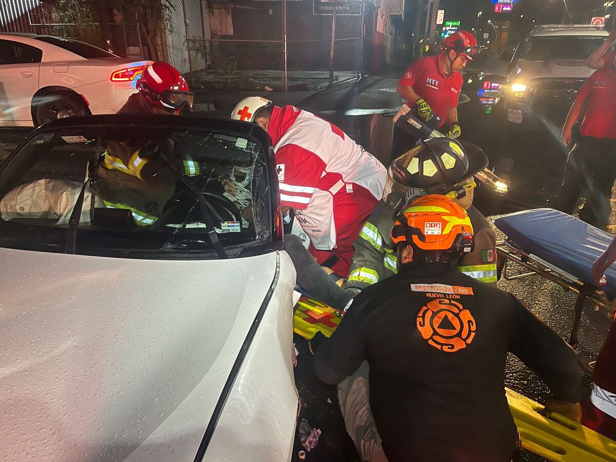 Un fuerte accidente automovilístico dejó al conductor de un convertible gravemente herido en la colonia Del Prado en Monterrey.