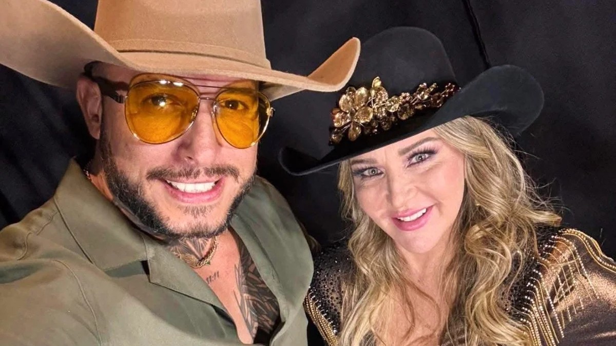 Fuentes cercanas a la cantante afirman que su pareja vive con amigos en una casa rentada y solo la busca por conveniencia, no por amor. Fuentes cercanas a la cantante afirman que su pareja vive con amigos en una casa rentada y solo la busca por conveniencia, no por amor.