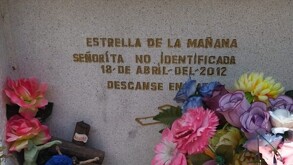 En el panteón municipal Fray Miguel F. Zavala en Yuriria, hay una tumba que llama la atención de visitantes. Ahí yace el cuerpo de una joven sin nombre.