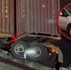 El conductor logró salir ileso luego de que una barra de acero le cayera encima en avenida primero de Mayo en San Andrés Atoto. El conductor logró salir ileso luego de que una barra de acero le cayera encima en avenida primero de Mayo en San Andrés Atoto.