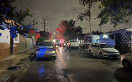 Un hombre fue asesinado a balazos mientras arreglaba un vehículo en la colonia Tierra Propia, en el municipio de Guadalupe, Nuevo León.