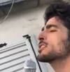 Telediario Media Joven mexicano causa sensación en redes sociales al cantar desde un balcón en París