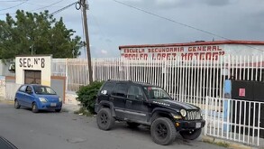 El pasado viernes, el joven acudió al plantel con el pretexto de solicitar papeles escolares; al ingresar golpeó al subdirector en la cabeza con una manopla.