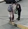 Usuarios de redes sociales han aplaudido la acción del oficial de la PBI tras ser captado regalando una mochila Usuarios de redes sociales han aplaudido la acción del oficial de la PBI tras ser captado regalando una mochila
