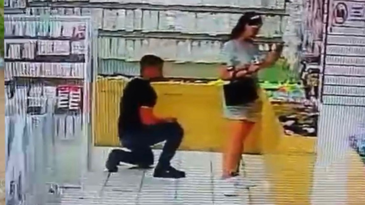 Se le dio difusión a una imagen que mostraba a un joven utilizando su teléfono celular para grabar o fotografiar las partes íntimas de una mujer en Durango. Se le dio difusión a una imagen que mostraba a un joven utilizando su teléfono celular para grabar o fotografiar las partes íntimas de una mujer en Durango.