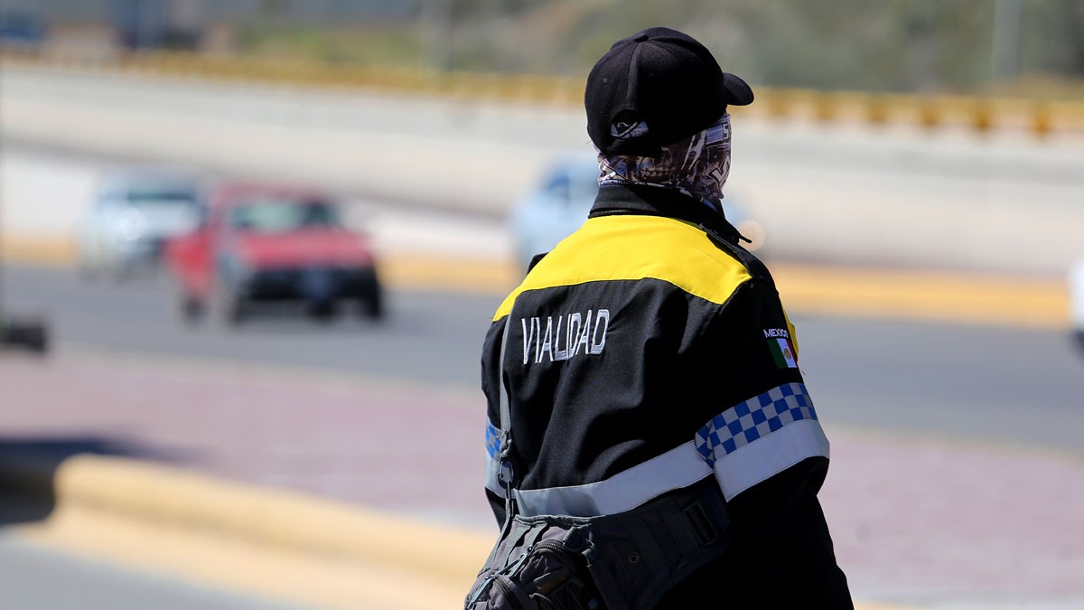 Un agente de la Policía Vial, identificado como Óscar Zamudio Gaytán, de 47 años, perdió la vida trágicamente el pasado viernes tras ser atropellado. Un agente de la Policía Vial, identificado como Óscar Zamudio Gaytán, de 47 años, perdió la vida trágicamente el pasado viernes tras ser atropellado.