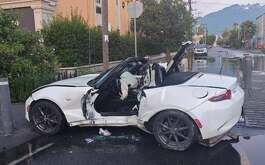 Un fuerte accidente automovilístico dejó al conductor de un convertible gravemente herido en la colonia Del Prado en Monterrey.