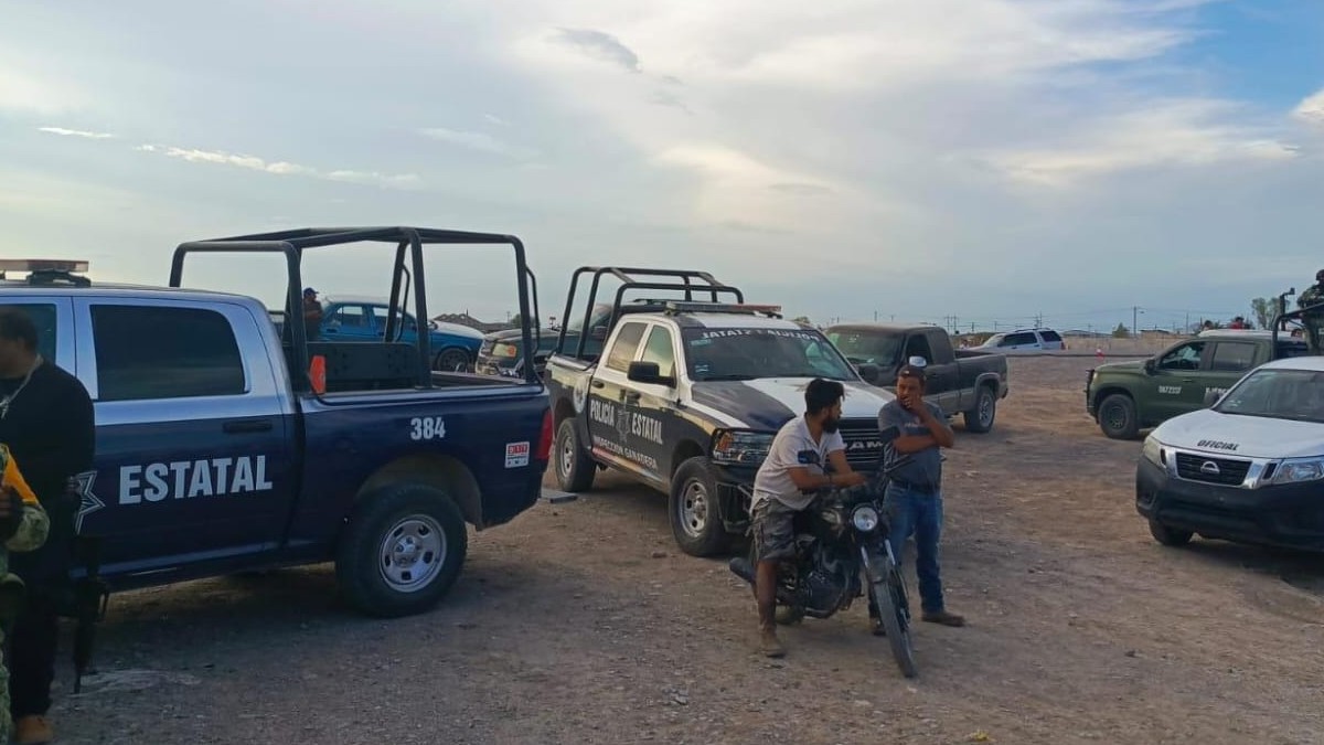 Un menor a bordo de su motocicleta perdió la vida luego de que intentara ganarle el paso a un tren en el cruce ferroviario del municipio de Mapimí, Durango. Un menor a bordo de su motocicleta perdió la vida luego de que intentara ganarle el paso a un tren en el cruce ferroviario del municipio de Mapimí, Durango.