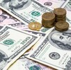 El valor del peso frente al dólar varía diariamente. El valor del peso frente al dólar varía diariamente.