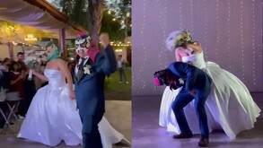 Una pareja mexicana sorprende en su boda al reemplazar el primer baile por un combate de lucha libre, viralizando su original celebración en TikTok.