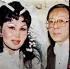 La vedette mexicana relató que, tras 25 años de matrimonio, el dolor por la muerte de su esposo la llevó a dormir con su cuerpo exhumado. La vedette mexicana relató que, tras 25 años de matrimonio, el dolor por la muerte de su esposo la llevó a dormir con su cuerpo exhumado.
