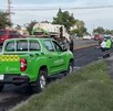 Una motociclista murió en Zapopan tras caer en un bache; pese a portar casco, sufrió lesión fatal. Autoridades investigan y trasladan el cuerpo.