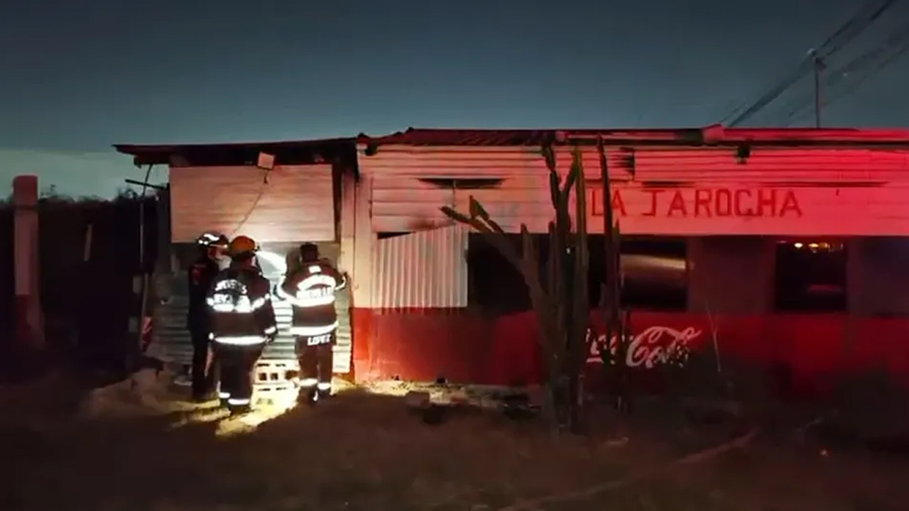 Un vigilante fue asesinado a balazos y calcinado durante un asalto a un restaurante en la carretera a Nuevo Laredo, Apodaca.