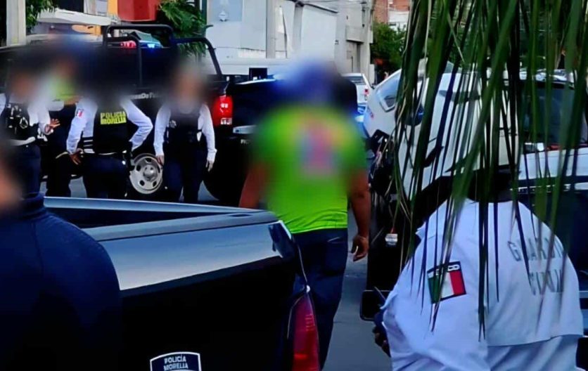 Tesorero municipal de Carácuaro fue asaltado en Morelia, Michoacán. Delincuentes armados le robaron 308 mil pesos en efectivo y huyeron. Tesorero municipal de Carácuaro fue asaltado en Morelia, Michoacán. Delincuentes armados le robaron 308 mil pesos en efectivo y huyeron.